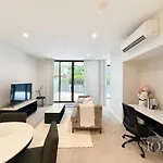 Modern 2 Bedroom Apartment Next To North Ryde Metro