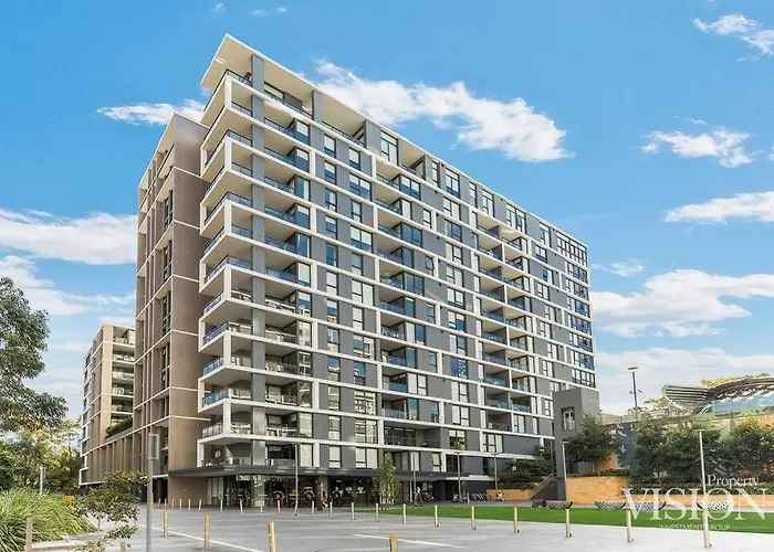 Modern 2 Bedroom Apartment Next To North Ryde Metro