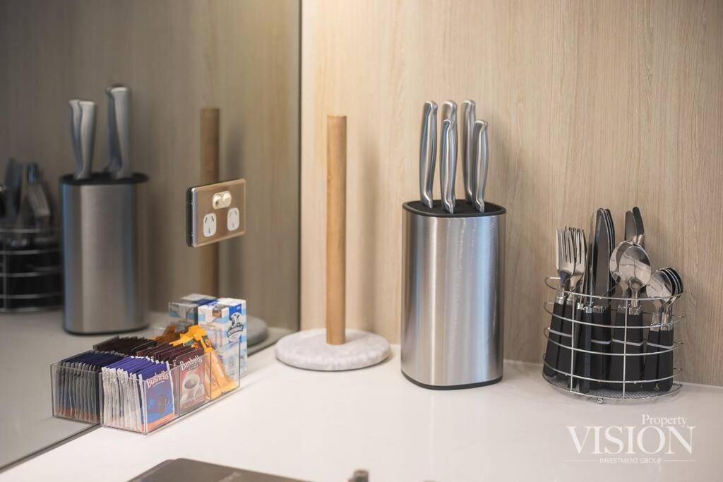 Modern 2 Bedroom Next To North Ryde Metro Apartment *