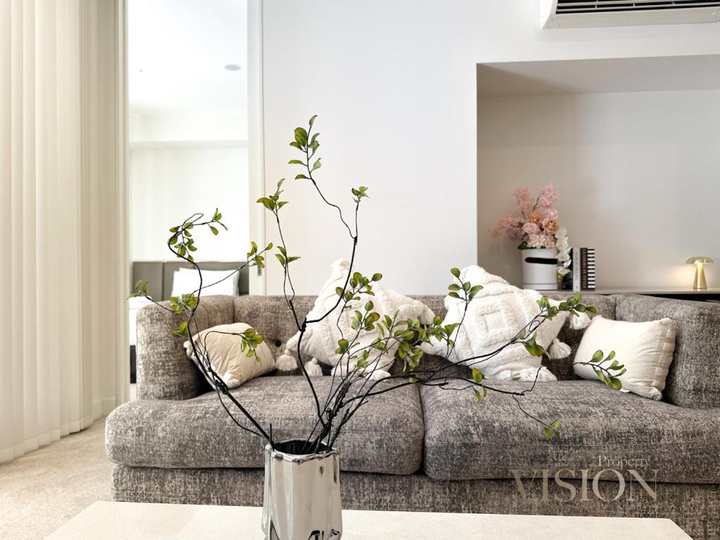 Modern 2 Bedroom Next To North Ryde Metro Apartment *
